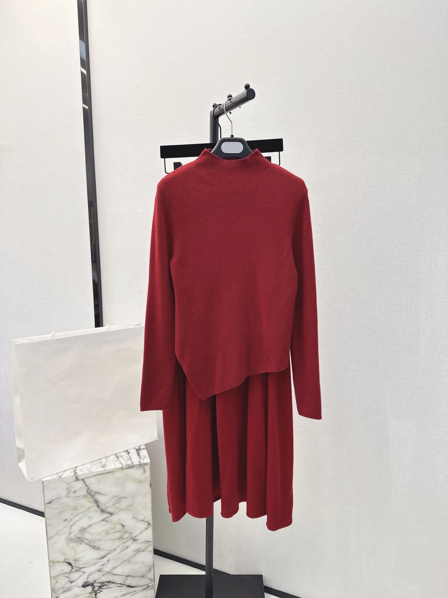 

Irregular collar bottom shirt + high-waisted pleated half skirt casual fashion 2024 autumn new hot 0108