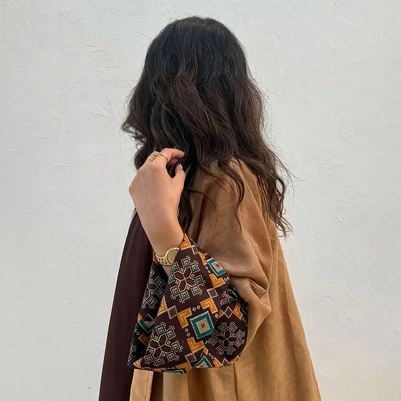 عبايا بتصميم هندسي All-in-One