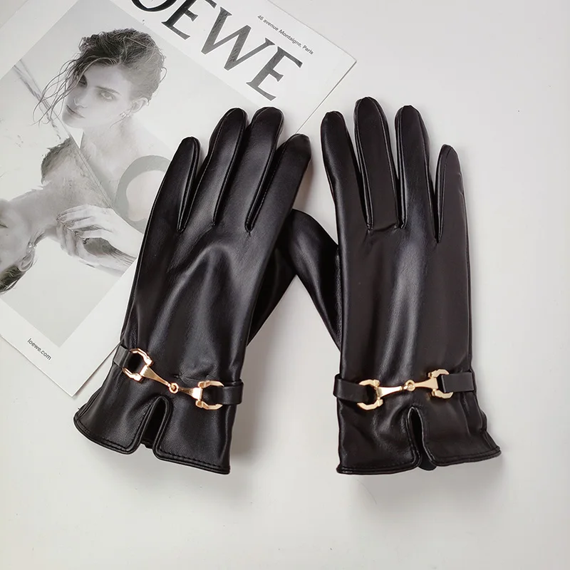 thumbnail image 1 of Guantes de cuero sintético con cadena de moda para mujer, cálidos y de terciopelo, gruesos, con dedos completos, para conducción al aire libre, con pantalla táctil, 1 of 5