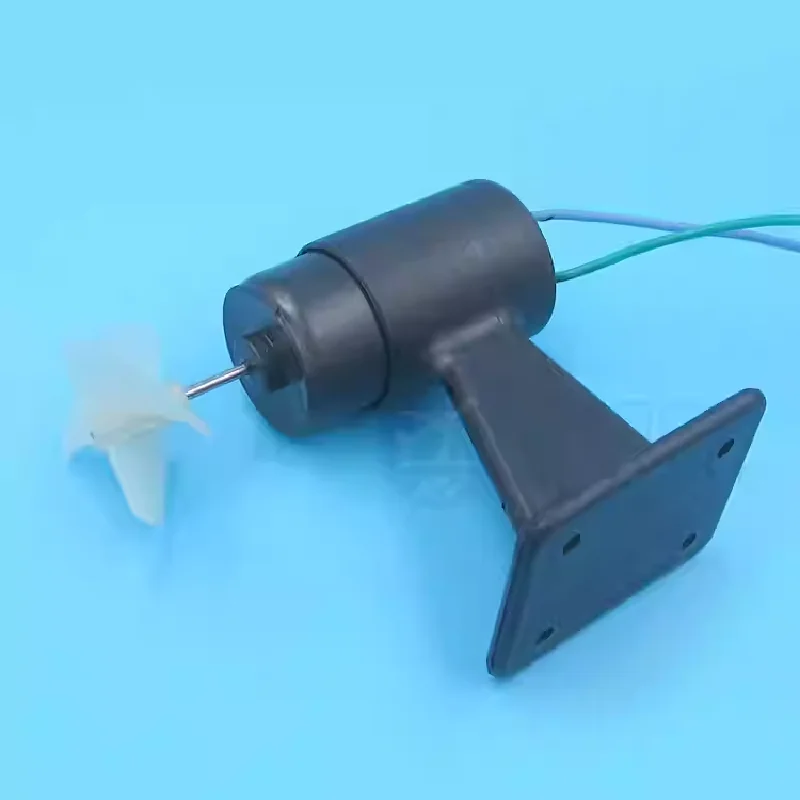 Détail des câbles et connecteurs du moteur RC sous-marin brossé DC 80W 1000KV pour propulsion subaquatique.