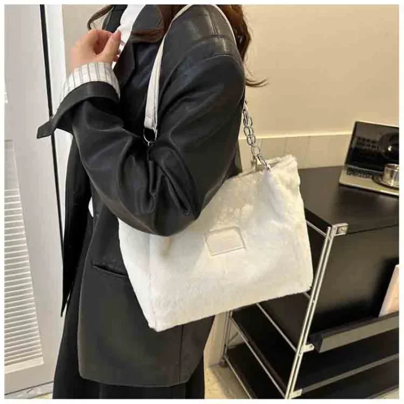 A Fashion Large Capacity Commuter Shoulder Bag for Women's New Student Class Tote Bag Winter Fashion Shoulder Bag Tide
