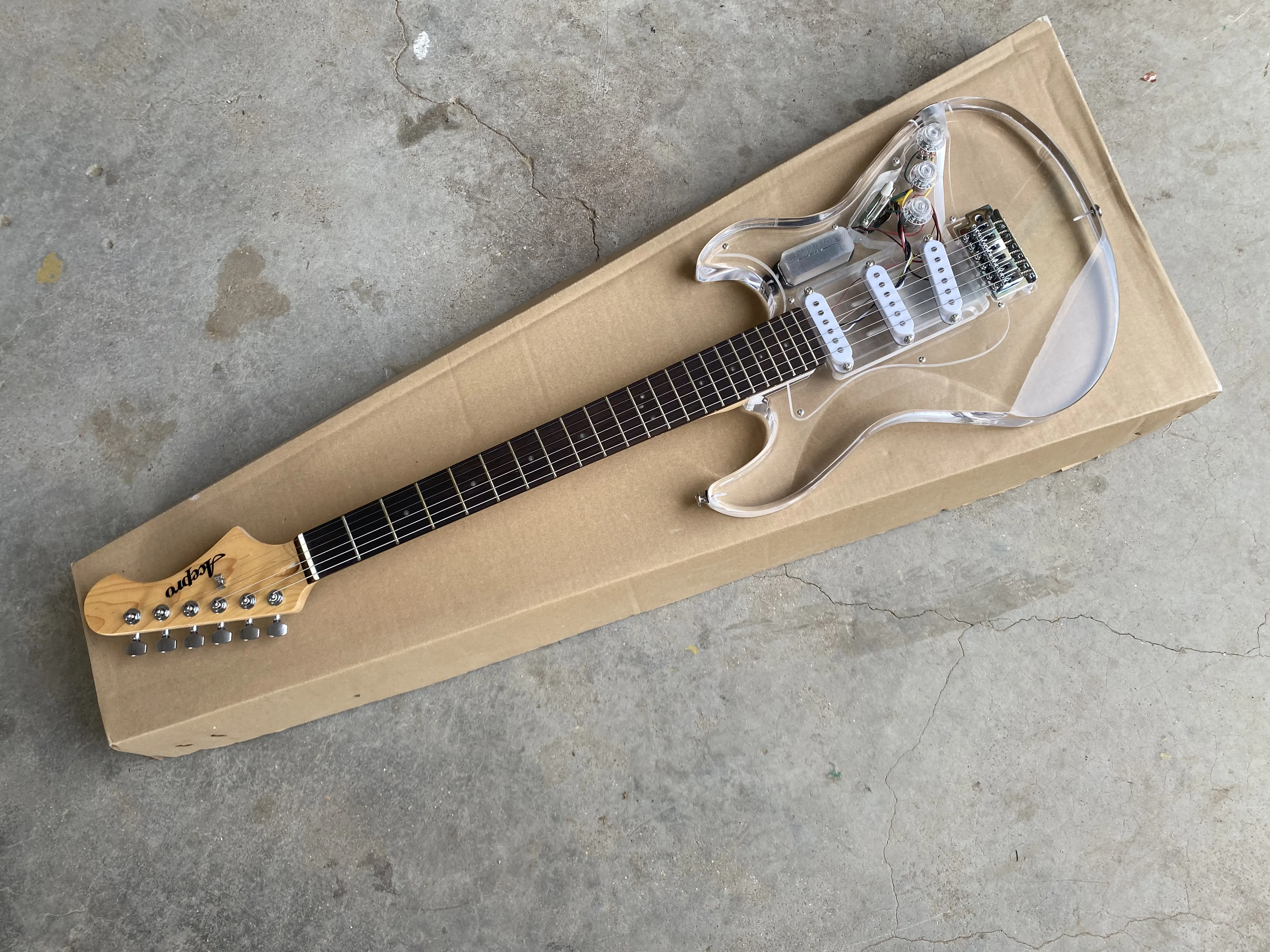 在庫あり Acepro レッド LED ライトエレキギター、透明アクリルボディ