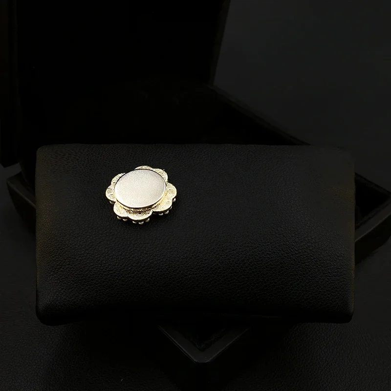 Classic Fashion Four-Leaf Clover Brooch Magnetic Buckle Anti-Exposure Ornament Collar Pin Clothes Accessories Pearl Jewelry 5383