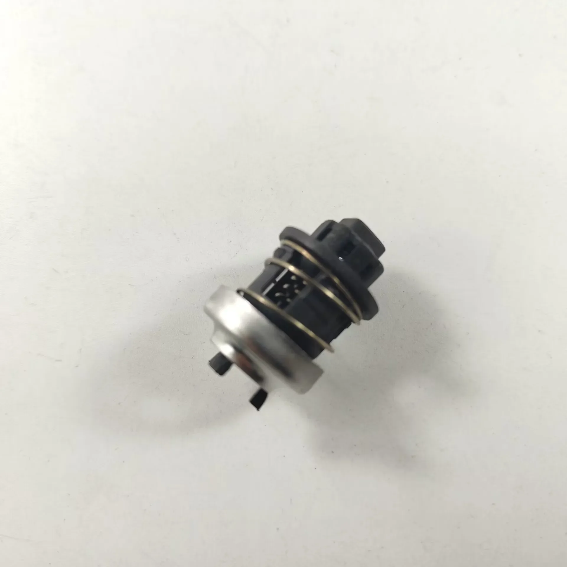 Engine Oil Cooler Filter One Way Valve For Cruze Aveo Sonic Trax Orlando Opel Vauxhall Astra 5541525 93186324 55353322 12992593 oil cooler kit oil cooler gasket oil filter adapter