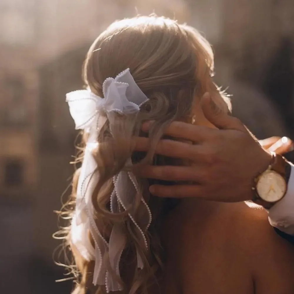 Accessorio per capelli da sposa: decorazione per capelli da sposa con fiocco bianco con perline realizzata a mano – Ideale per updos da sposa e acconciature di velo. Regalo per la sposa - immagine 3