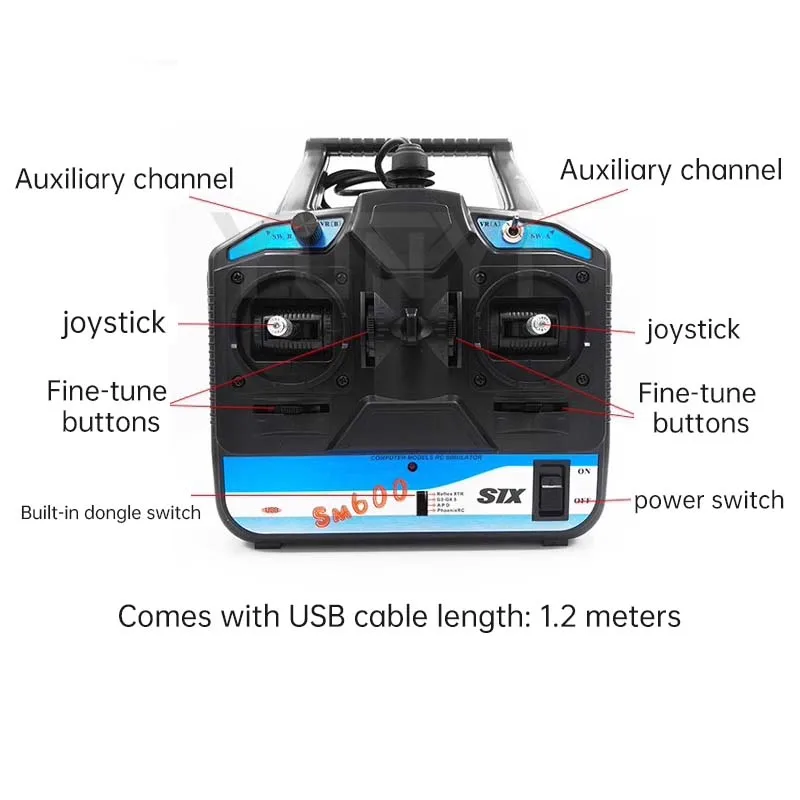 Mains tenant le simulateur Flysky FS-SM600, illustrant la prise en main confortable pour piloter sans risque.