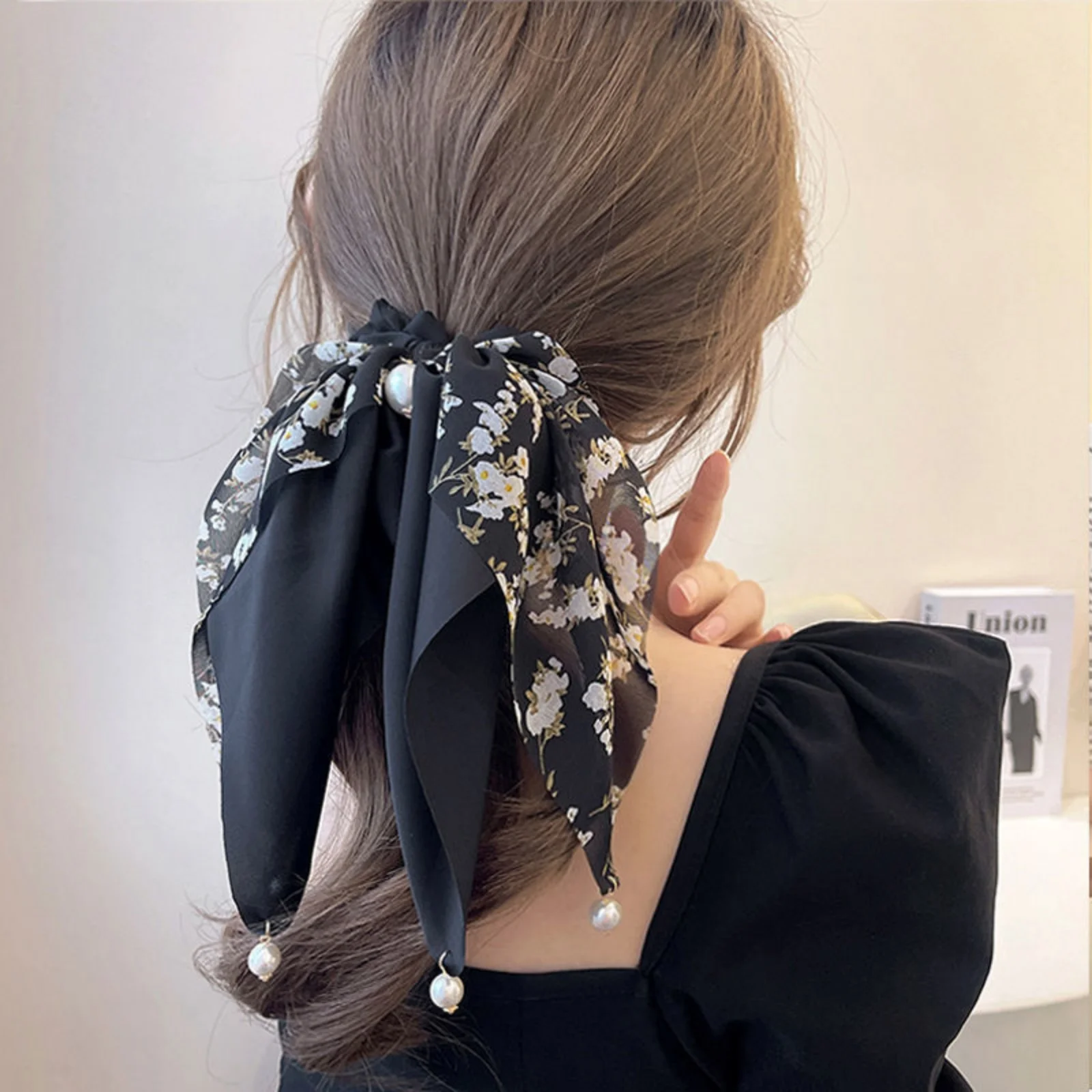 1 x Haargummis aus Satin mit Blumendruck, Band- und Perlenakzenten, elegante Haargummis für Frauen, bezauberndes Haar-Accessoire-Set – Detail 1