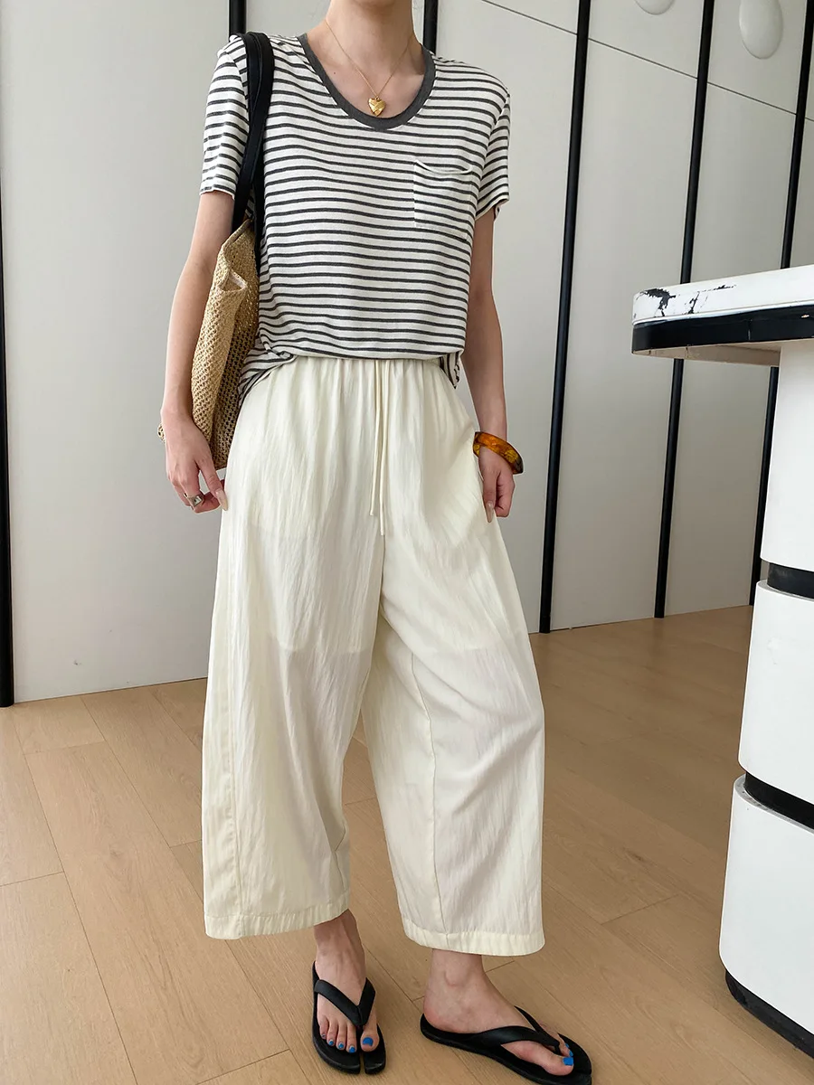 Sommerliches Damen-T-Shirt mit Rundhalsausschnitt, Tasche und lockeren kurzen Ärmeln – Detail 28