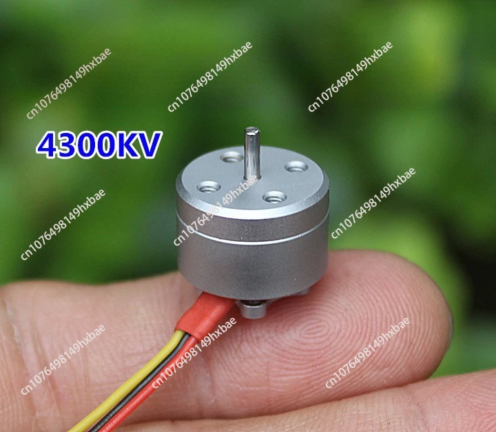 Détail des vis beiges pour micro moteur ESC, visserie RC présentée en gros plan.