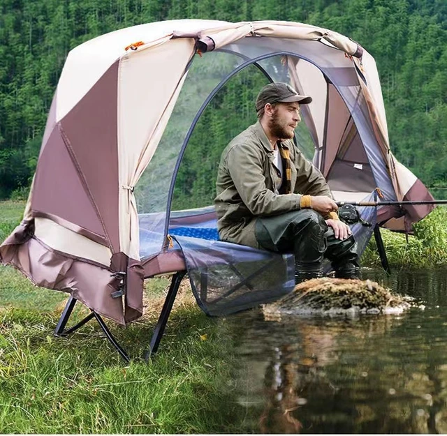 Tente surélevée 2 personnes avec lit de camp, matelas et sacs