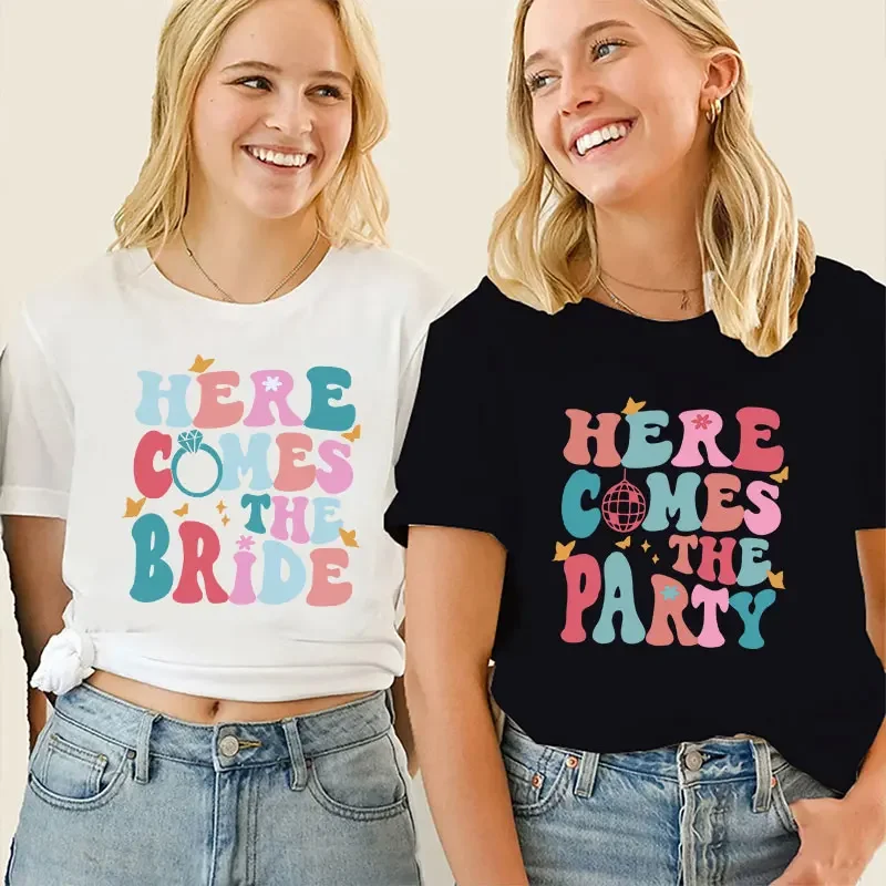 

Футболка для женщин с надписью «Here Come The Bride»