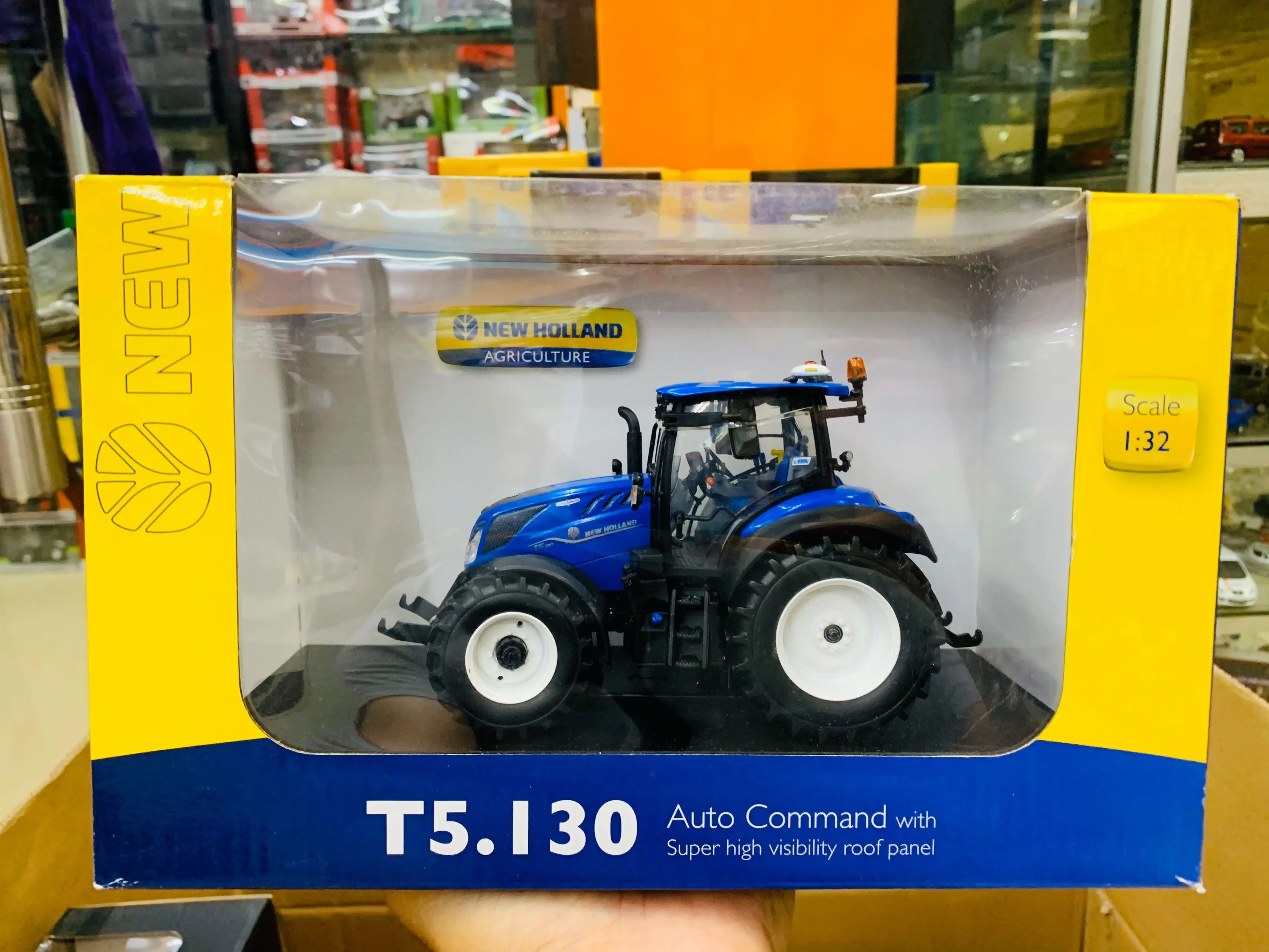 

1:32 Die-Cast New Holland T5.130 Auto Command With Super High Visibility Roof Panel Agricultural Tractor UH6222 New in Box