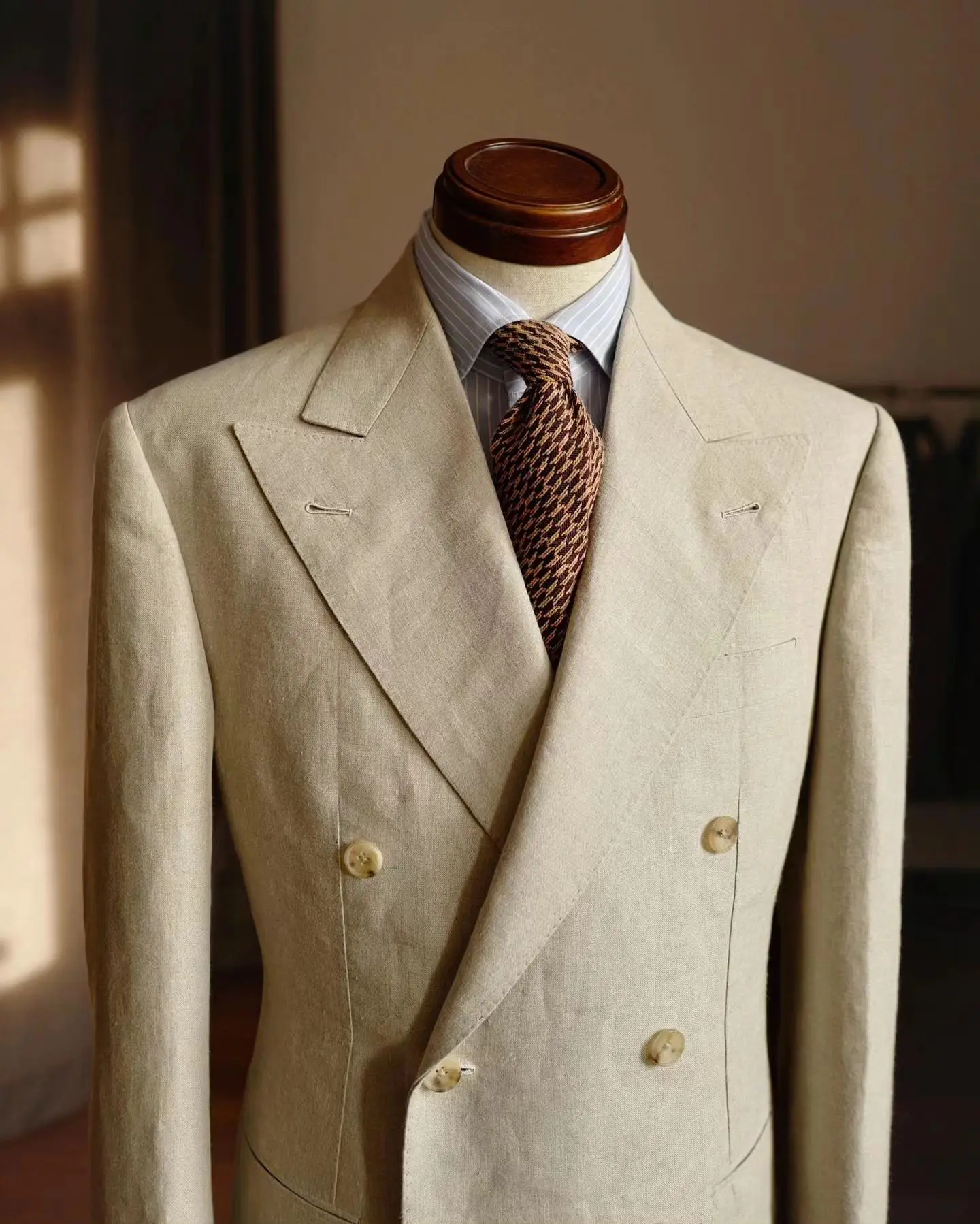 Classic Men's Suits Blazer Solid Color Tuxedos Double Breasted Groom Wear For Wedding Peaked Lapel Coat Customize Only Jacket