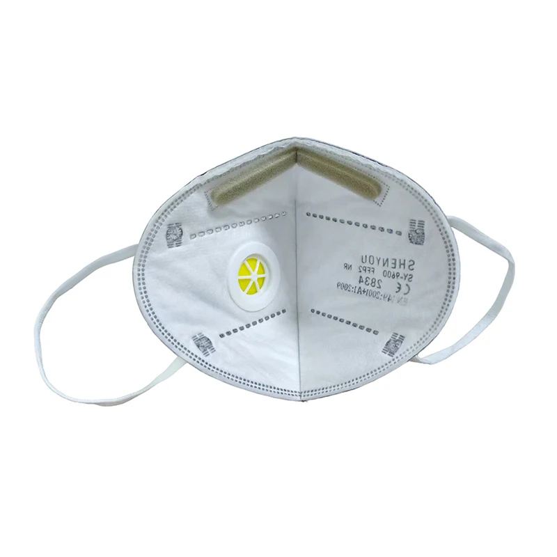 Vue rapprochée d'un masque FFP2 montrant les couches de filtration et le clip nasal ajustable.