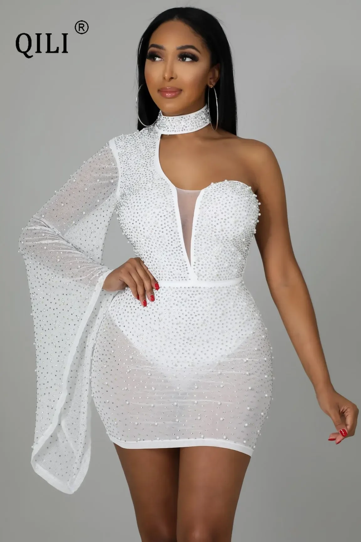 

QILI-одно плечо, сексуальное платье со стразами и бриллиантами, белое черное вечернее Клубное платье, расклешенный рукав, мини-прозрачные платья