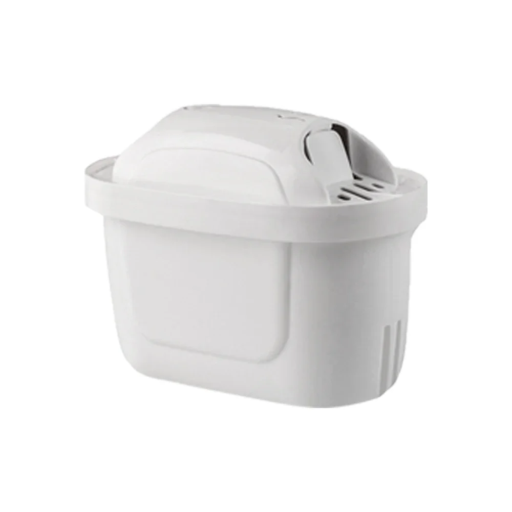 Cartouche filtrante eau compatible Brita installée dans une carafe transparente, eau claire coulant à travers.
