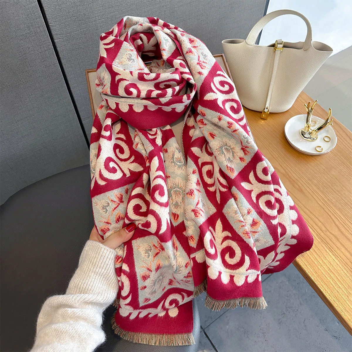 Nuova sciarpa stampata multifunzionale autunno inverno Versatile ed elegante protezione del collo Sciarpe calde antivento Scialle per le donne di lusso 5