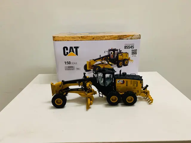 DM 14 Motor Grader 1:50 Scale Metal Model By DieCast Masters