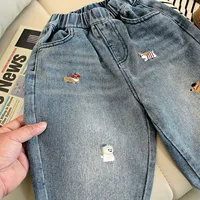 Pantalons d'automne pour enfants, broderie de dessin animé, Jeans amples pour garçons, pantalons en Denim doux et décontractés, vêtements d'extérieur pour filles de 2 à 7 ans, 2025 4