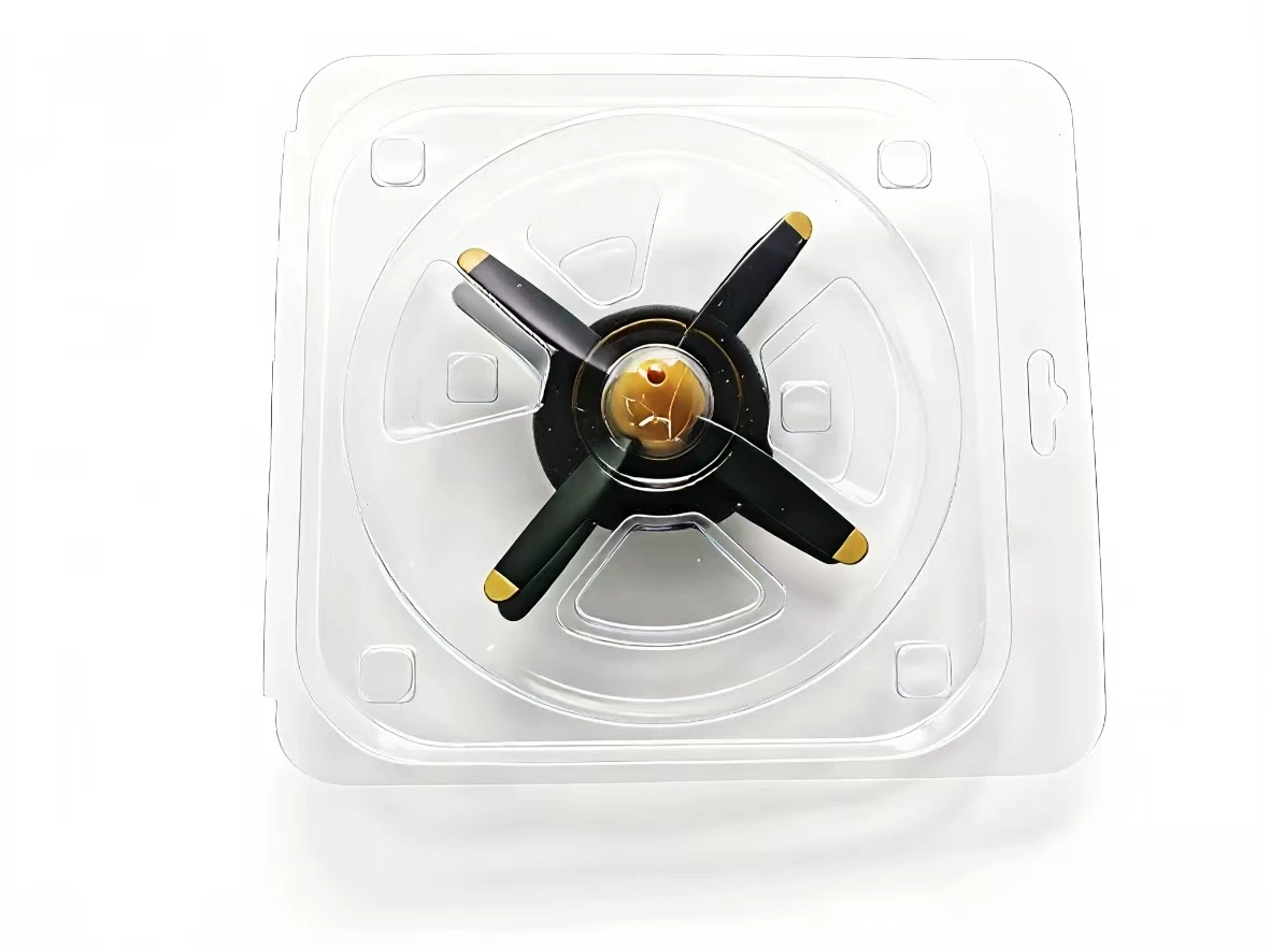 Vue arrière de l'avion RC Volantex P51D Mustang 768-2 prêt à voler, moteur sans balais et 4 pales apparents