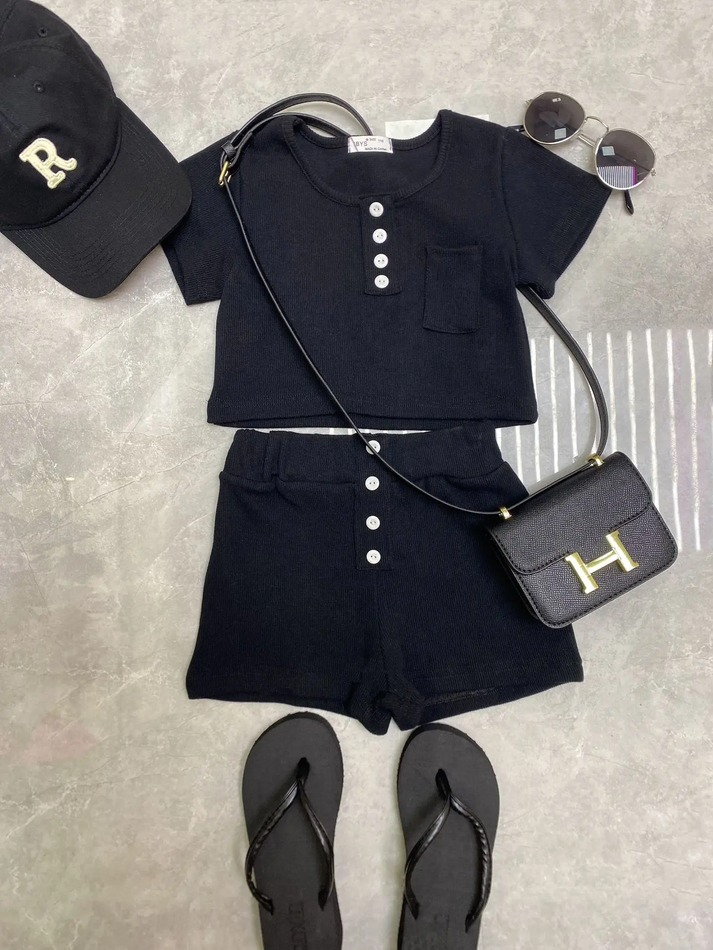 

Children's Sports Suit Summer Teen Girls Short-sleeved T Shirt High-waisted Buttoned Slim Shorts Pants New Casual two-piece Set