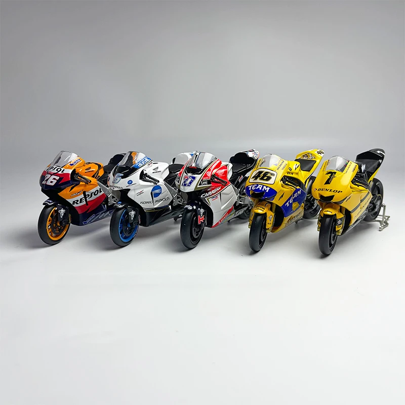 Модель мотоцикла GUILOY 1:18 Yamaha YZR M1 Honda RC211V из сплава под давлением |