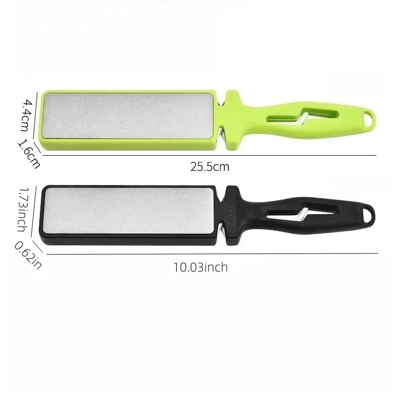 Bıçak bileme aletini tutan el