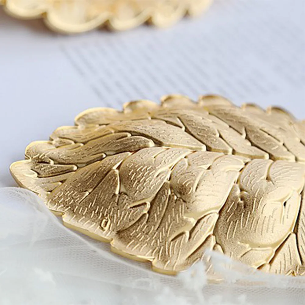 European Leaf Shape Gold Plate Dry Fruit Tray Decorative Plate Metal Snacks Serving Tray For Serving Biscuit Pastry Dessert