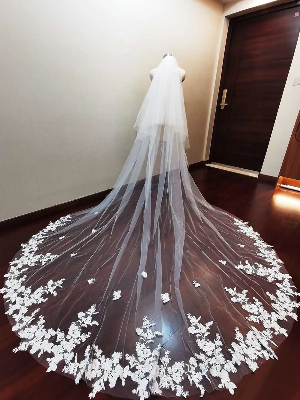 Рисунок 4 - Фата свадебная с кружевной аппликацией