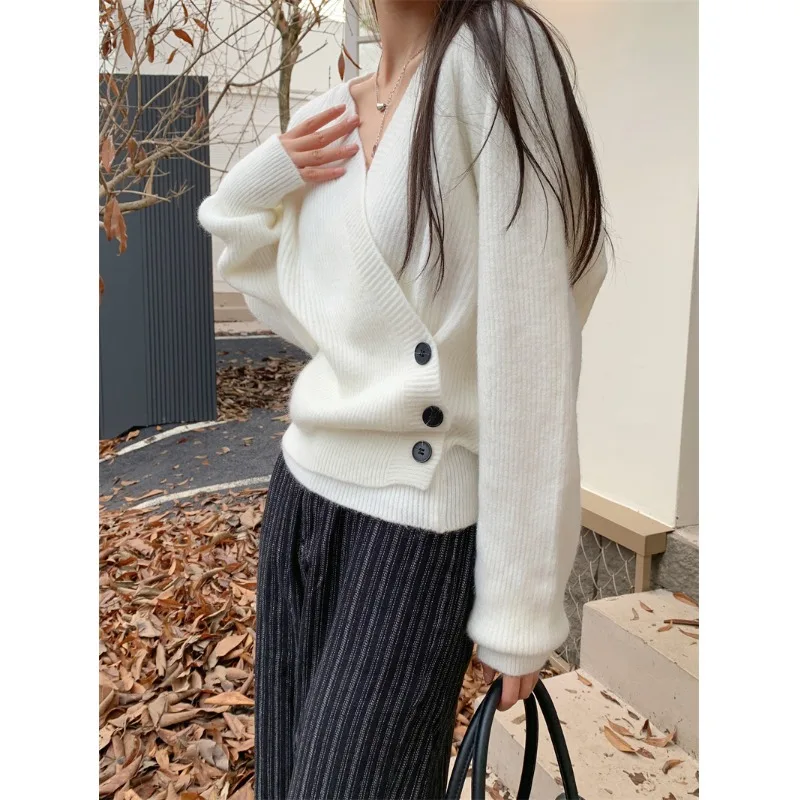 Рисунок 5 - Женский вязаный свитер с V-образным вырезом