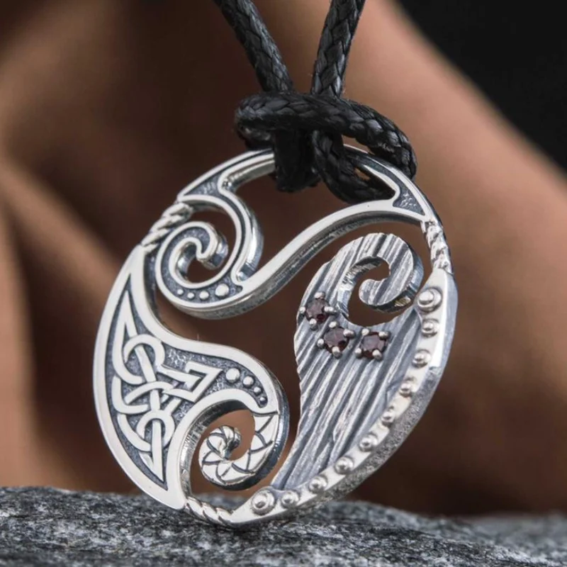 

Nordic Viking Style High Quality Zinc Alloy Viking Rune and Red Diamond Pendant Necklace Retro Men's Viking Amulet Jewelry Gift