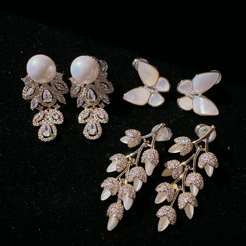 

2023 Women Notes Dew Bead Grape Gem Earrings Plated with 18K Gold Butterfly Fritillaria Zircon