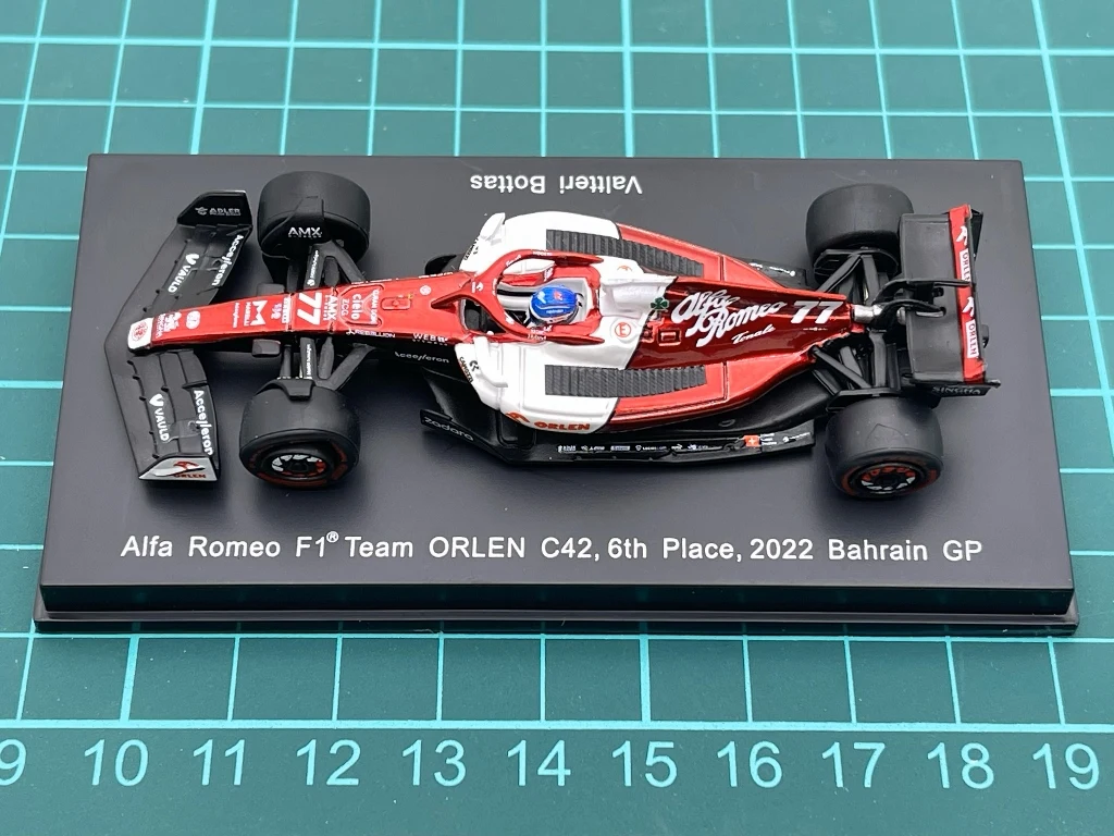 

Модель автомобиля металлическая статическая из смолы 1:64 Alfa C42 Bottas 2022