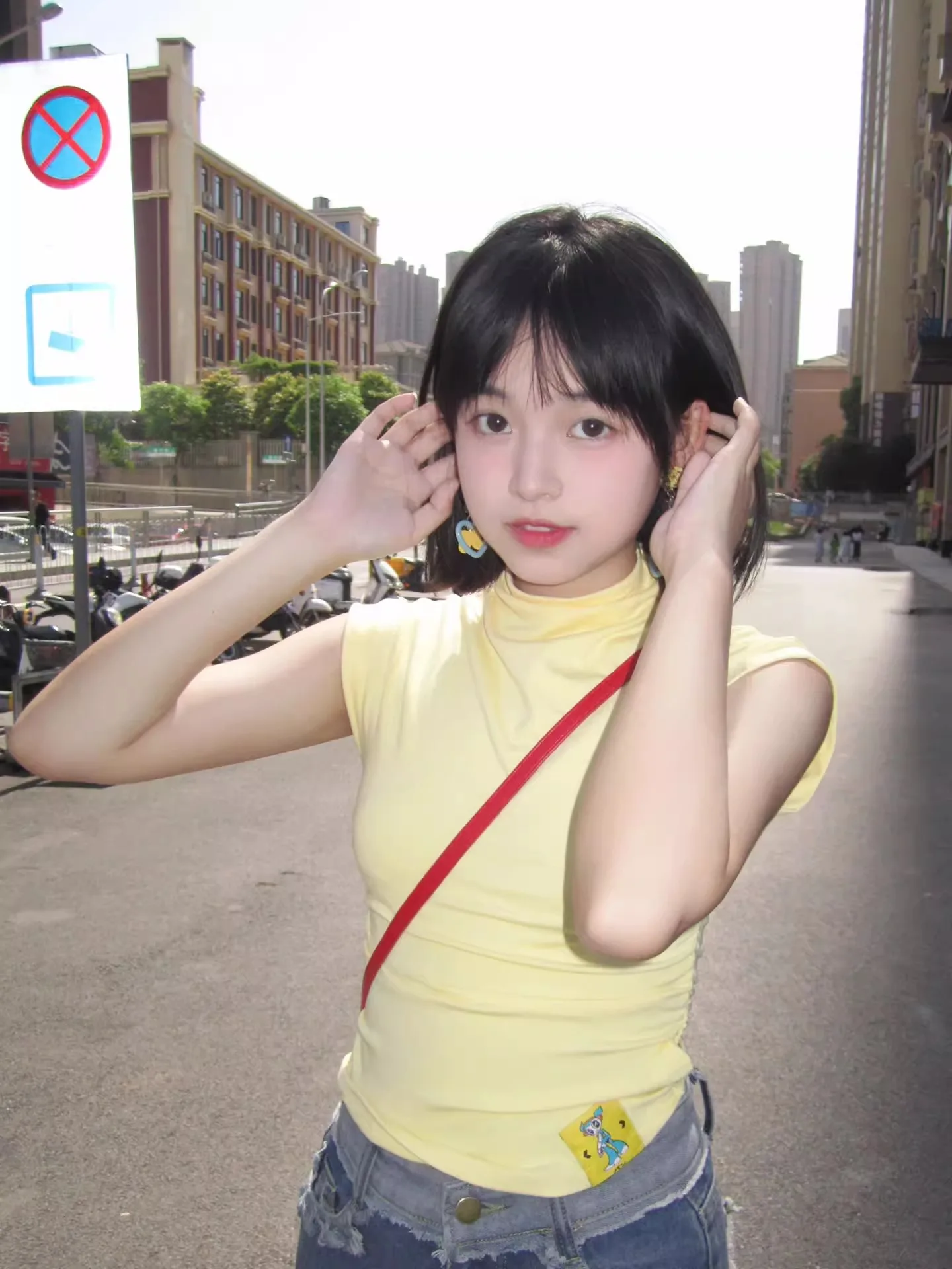 

Sweet yellow square shoulder short-sleeved T-shirt female spring versatile tops sweet spicy girl tight inner bottoming outer wea