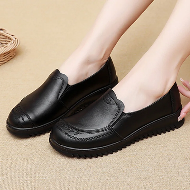 Spring and Autumn Genuine Leather Women Shoes Slip On Loafers Casual Breathable Slip-On Flat Women Shoes Soft Bottom Flat Shoes