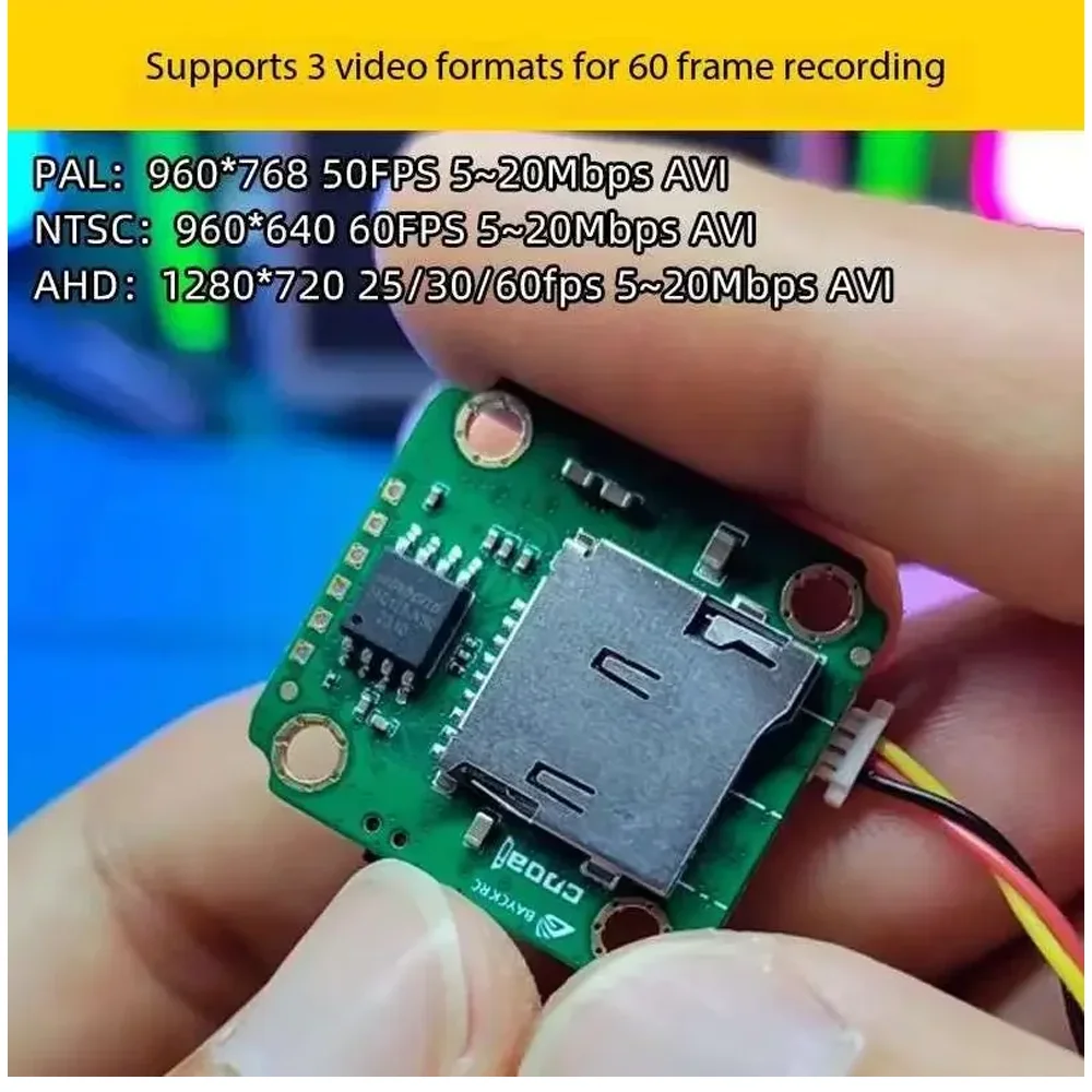 COOEYE MINI DVR en gros plan montrant les ports d'entrée et la carte SD.