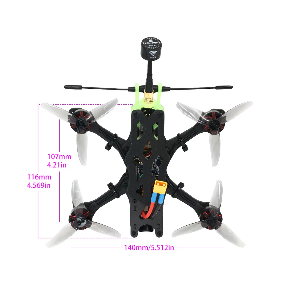 Drone FPV Apex3 en vol, ciel bleu en arrière-plan, hélices en mouvement, performances et légèreté pour la course.