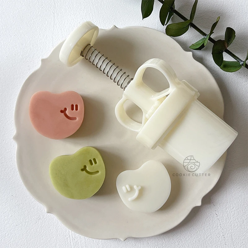 

50g Love Shape Smiley Mooncake Mould Valentine's Day Mung Bean Cake Pastry Cookie Mould Hand-Pressure DIY Decoration Baking Tool