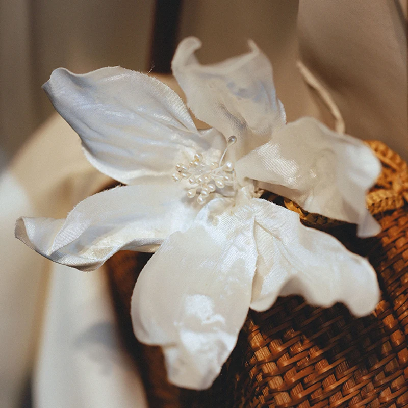 Bridal Hair Accessories Handmade Satin Petal Hairpin Side Bride Wedding Headwear Studio Photography Makeup Dress