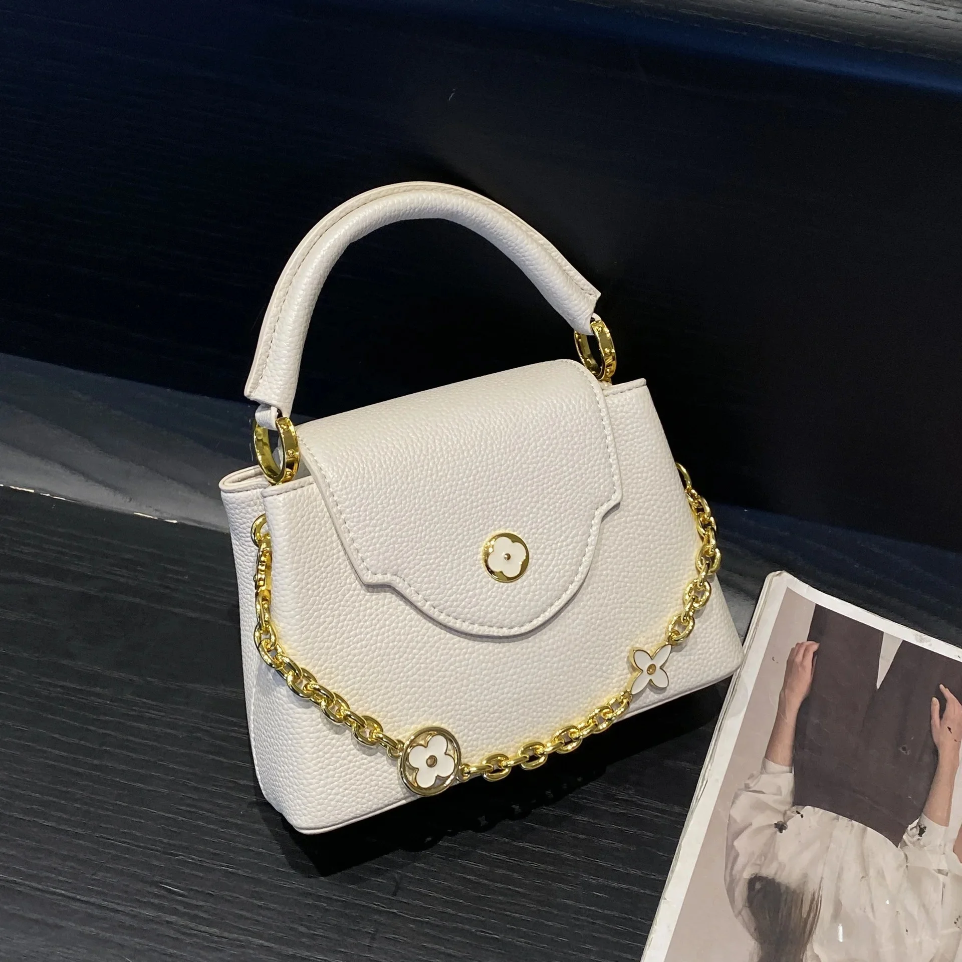 حقيبة يد للسيدات على شكل حرف V حقيبة كتف ناعمة حقي...