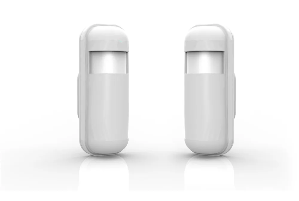 Pohybový senzor bezpečne namontovaný na stene v interiéri domu