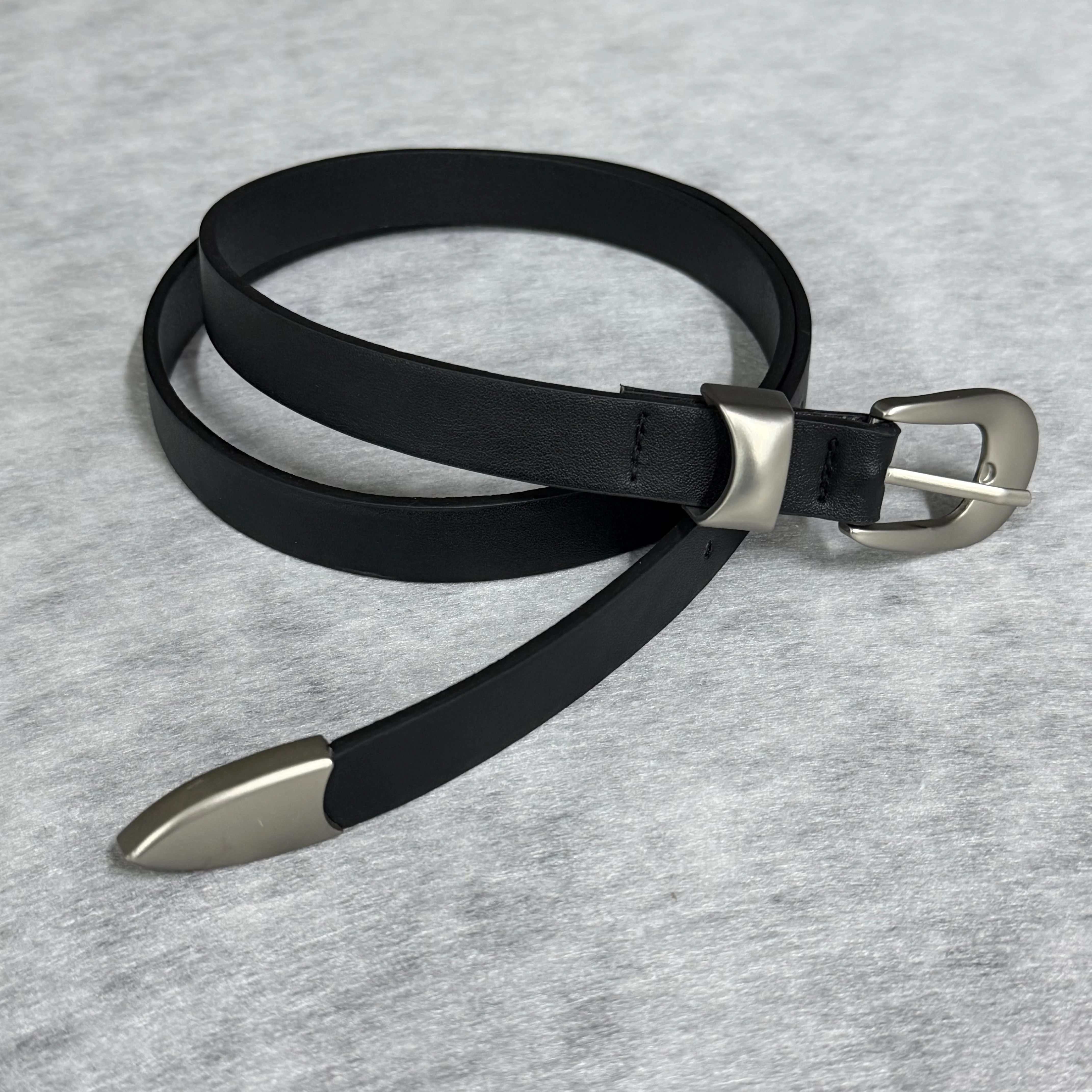 Chic Pin-Buckle Narrow Belt with Minimalist Design