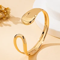 Un bracelet ouvert à la mode pour femmes, bracelet ouvert au design géométrique creux élégant et polyvalent, adapté à un usage quotidien 2