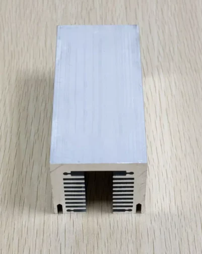 고전력 공냉식 라디에이터 두꺼운 프로파일 47*43*100 팬이 있는 전자 삼극관 라디에이터