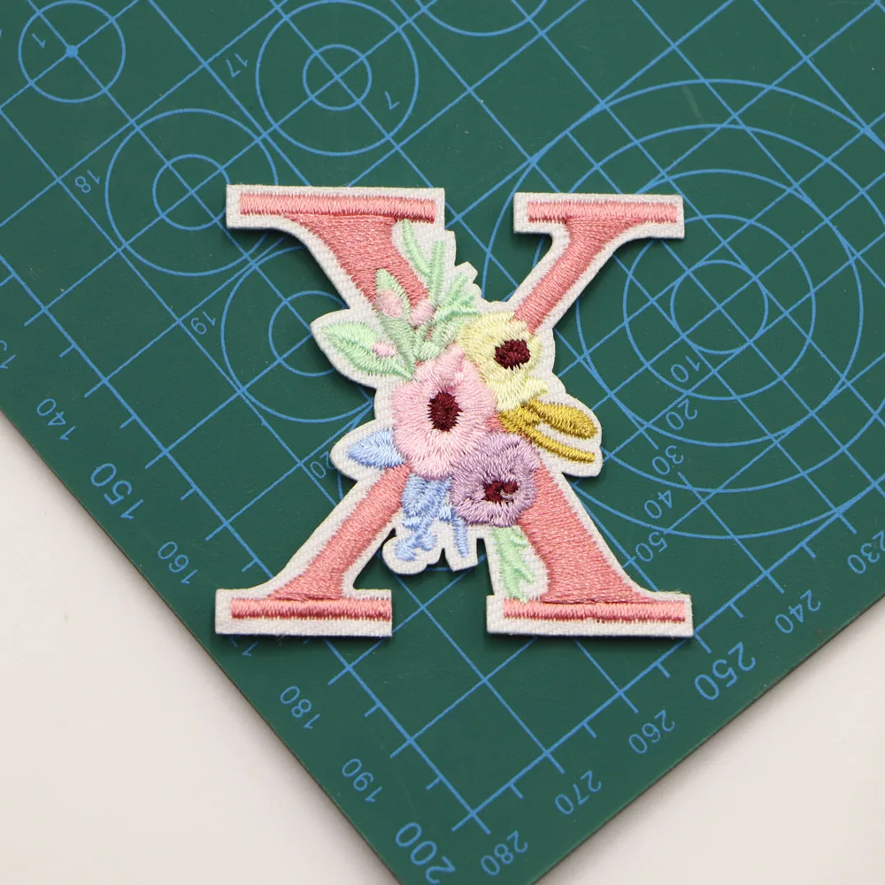 1PC Rosa Blume Brief Stickerei Patches Eisen Auf Buchstaben Patch A-Z Nähen Auf Gestickte Patches Für Kleidung Name logo Diy – Detail 29