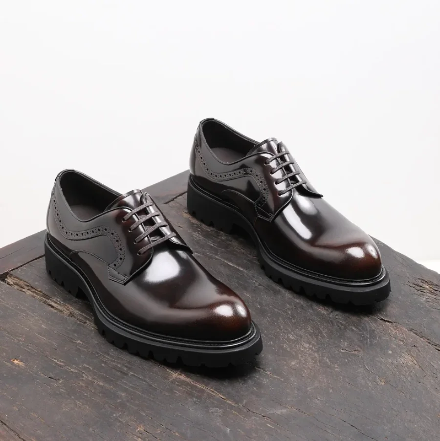 Herren-Business-Schuhe aus echtem Leder mit runder Spitze, Pendler-Formelle Business-Schuhe, glänzendes Leder, Derby-Schuhe mit dicker Sohle für Jugendliche, Hochzeiten und Bräutigam. – Detail 1