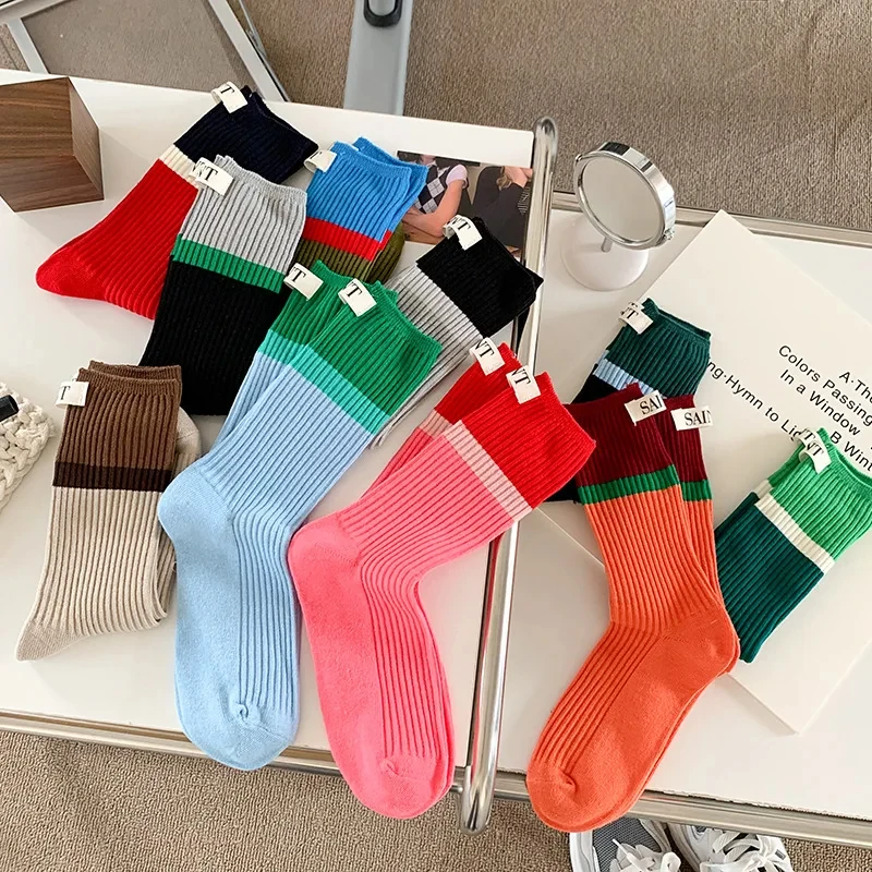 Modische und vielseitige kontrastfarbene Socken für Damen, hohe Stapelsocken, koreanische Version von Frühlings-/Sommer-Baumwollsocken