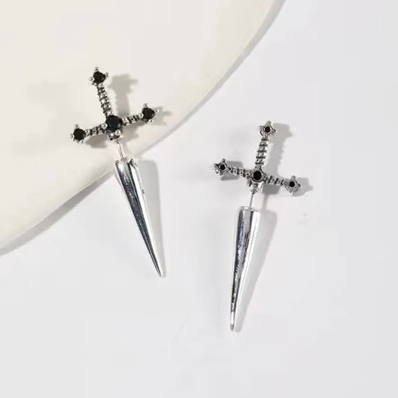Gotische Kinitial-Schwert-Ohrringe, Vintage-Punk-Kristall-Ohrstecker, Goth-Ohrstecker, Schmuckgeschenk für Frauen und Mädchen – Detail 8