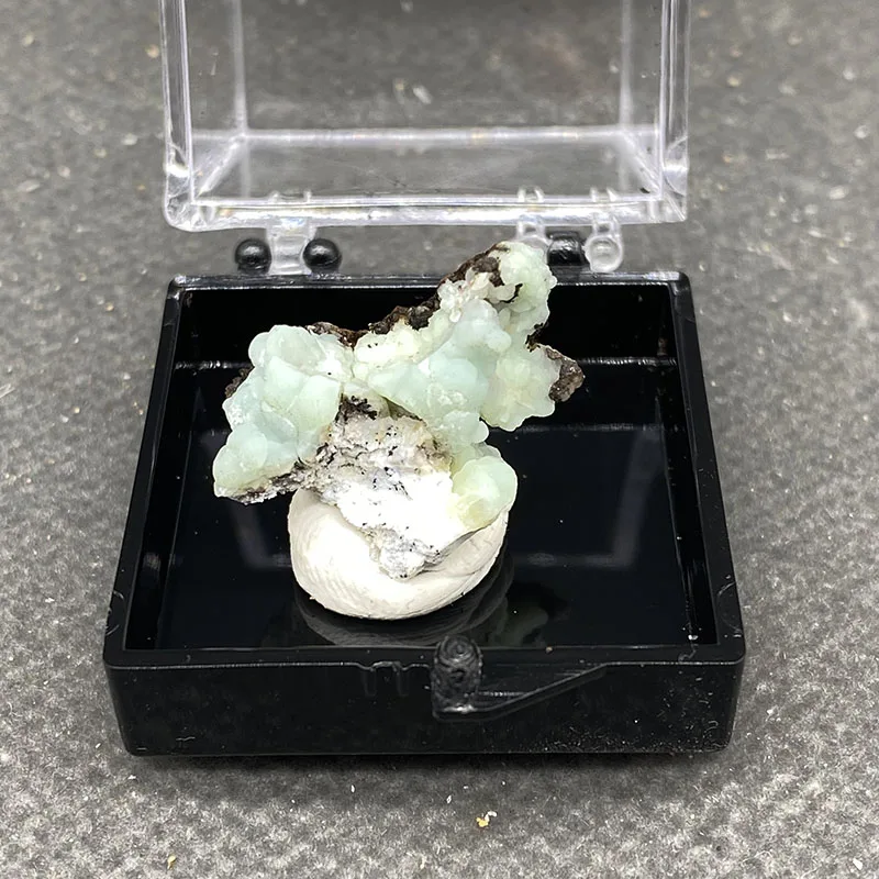 100%  Natural gibbsite （Ultraviolet fluorescence effect green）Mineral Specimens Stones and Crystals Healing Crystal