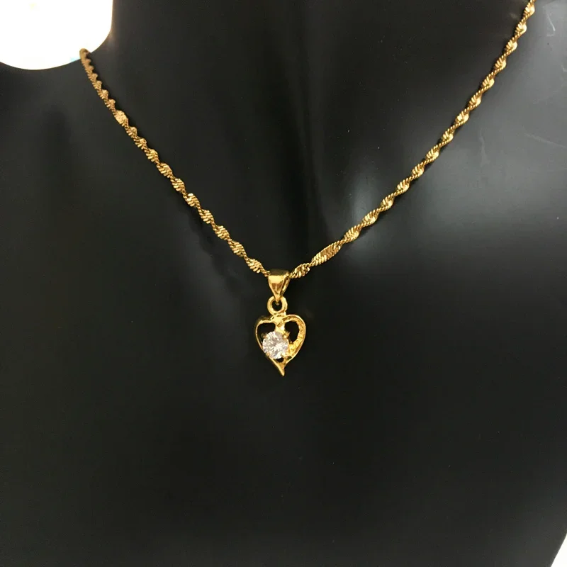 

Ожерелье из 24-каратного золота с фианитом и подвеской в форме сердца
